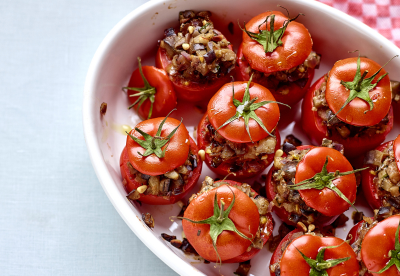Karola's Kitchen - Gevulde tomaten met aubergine en olijven