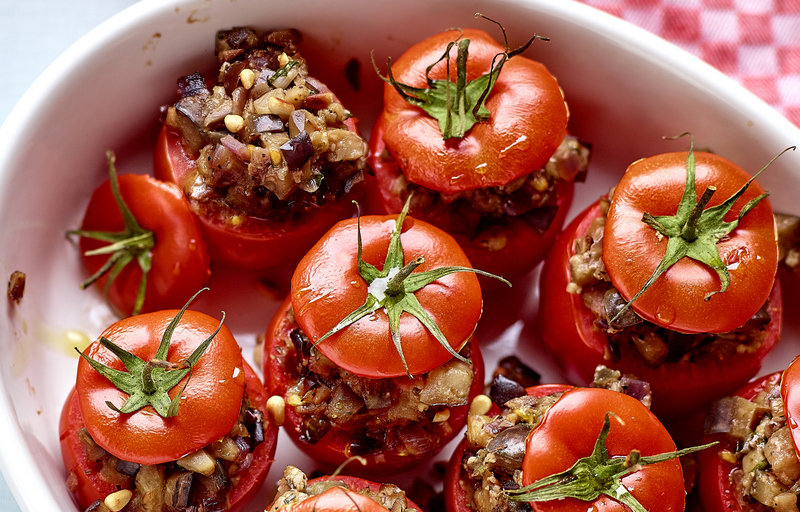 Karola's Kitchen - Gevulde tomaten met aubergine en olijven