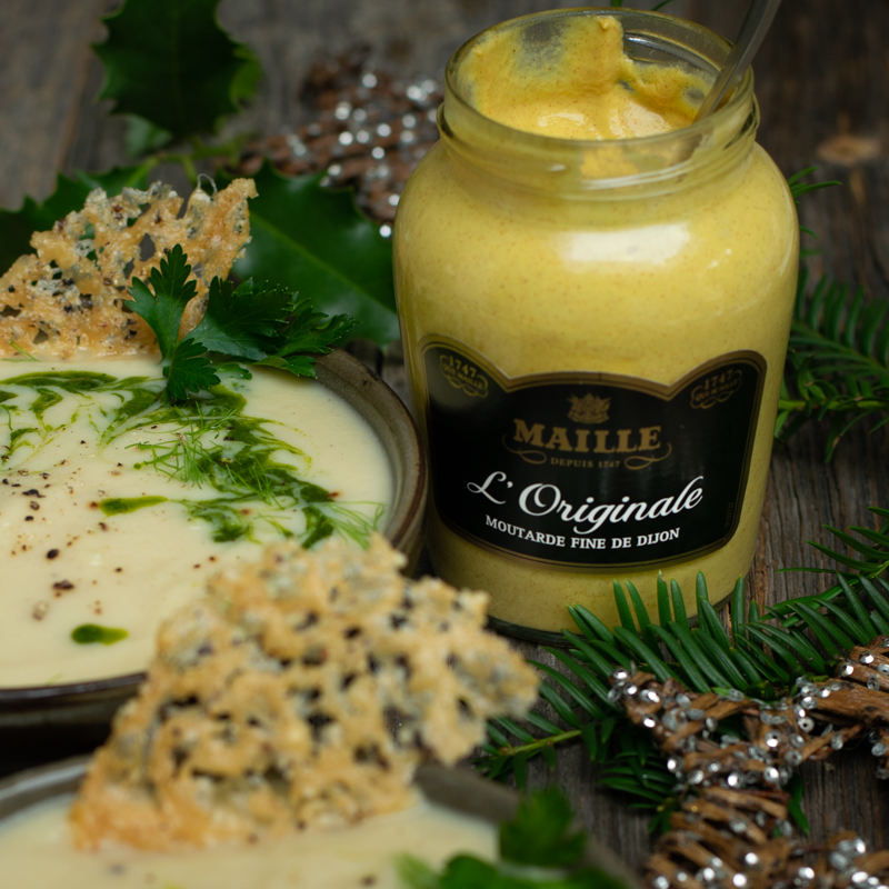 Zijaanzicht: bloemkoolsoep met mosterd peterseliedressing en parmezaankoekje rechts pot Maille mosterd
