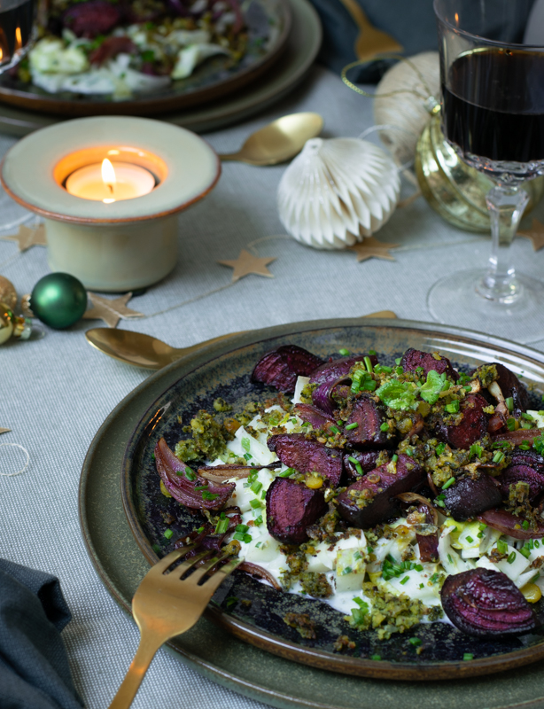 Zijaanzicht: Kersttafel met een groen bord witloofsalade met balsamicobietjes en falafelcrumble